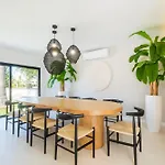 Дом отдыха Veiga - Luxury Modern Design With Large Beautiful Garden *