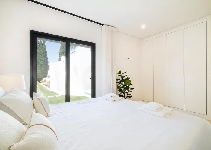 Prázdninový dům Veiga - Luxury Modern Design With Large Beautiful Garden *