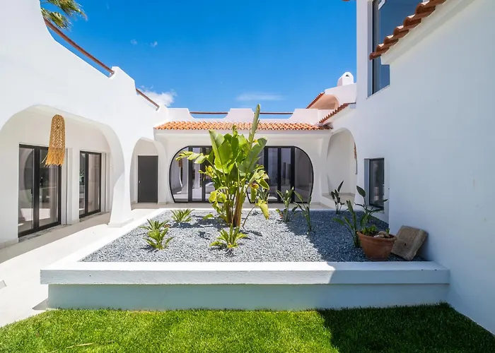 Prázdninový dům Veiga - Luxury Modern Design With Large Beautiful Garden