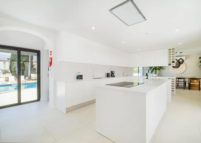 Prázdninový dům Veiga - Luxury Modern Design With Large Beautiful Garden *